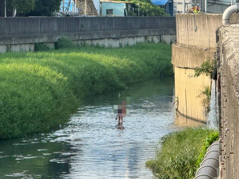 傻眼！ 男子騎機車上國道 飆30公里後落橋在河裡游泳
