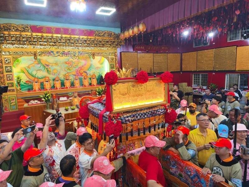 睽違21年「雙媽會」 大甲媽停駕六房媽紅壇