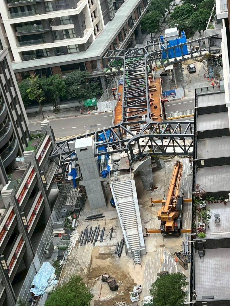 竹市關埔慈雲空橋樓梯上寬下窄 民怨醜爆了