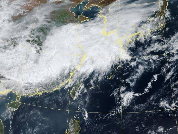 最新位置曝！ 雲圖揭鋒面結構完整 颱風論壇：週四至週六全台天氣不穩