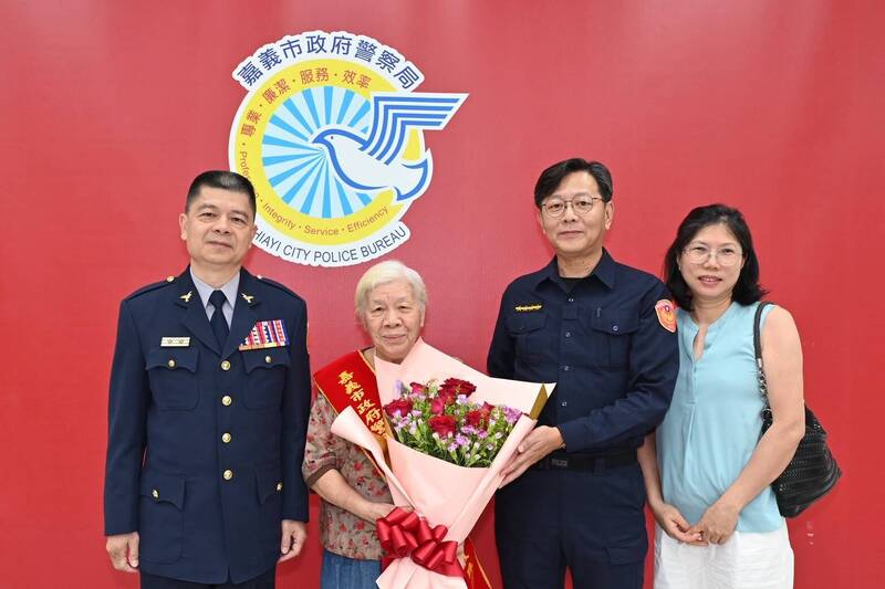 長子、長孫任警職 李高淑珠獲嘉市警局表揚警察模範母親