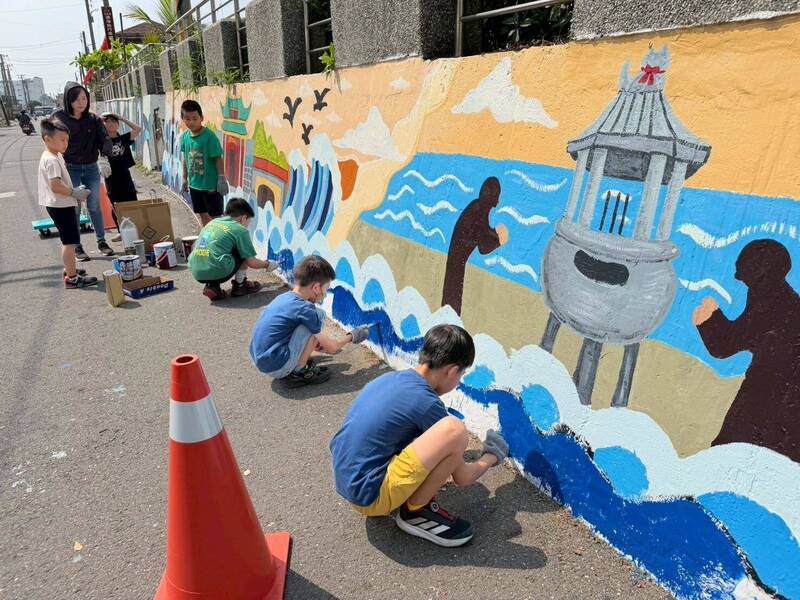 高雄蚵寮國小為海岸換新裝 繪出百年漁火與烏金傳奇