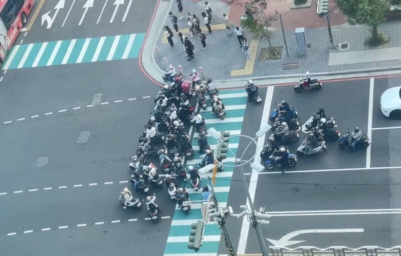 待轉區變待撞區！議員批待轉區機車溢出到斑馬線險象環生