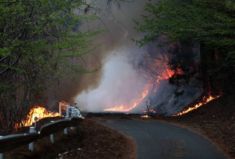 日本北部山火向城鎮蔓延 當局敦促2500名居民撤離