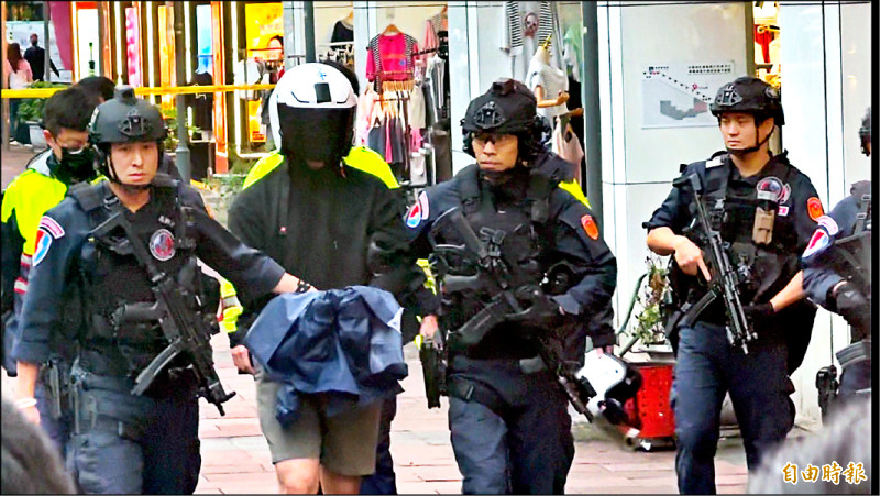 蒙面搶匪林勇秀當場落網。（記者鄭景議攝）