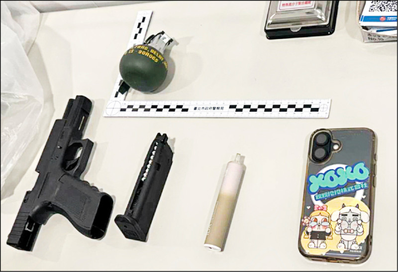 林勇秀帶著行李箱、BB槍及假手榴彈行搶。（記者鄭景議翻攝）