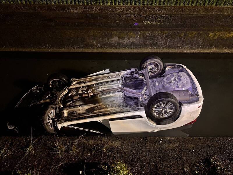 宜蘭市轎車疑自撞電桿翻覆摔落大排 女駕駛命危送醫搶救