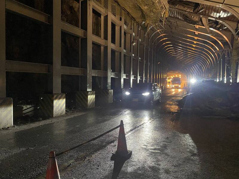 雨襲蘇花！花蓮大清水落石砸損明隧道 和仁崇德中斷2小時搶通