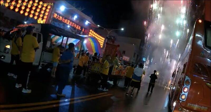 高雄鹽埕宮廟遶境放鞭炮煙霧瀰漫 要被罰了
