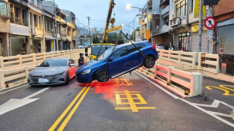 女子開車過龍岡地下道突撞對向車釀2車8傷 塞車影像曝