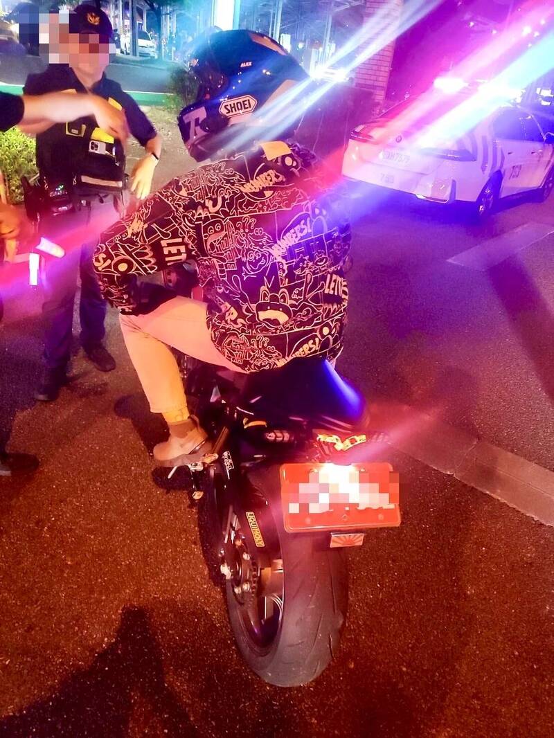 大重機闖國道拒拖吊衝撞 員警壓制送辦