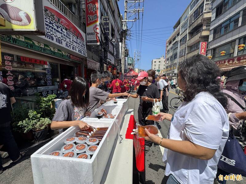 大甲媽回鑾   300志工烹煮福食供香客食用