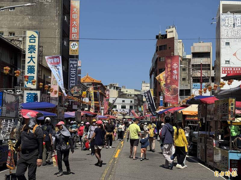 大甲媽回鑾   越南新住民也來跟隨媽祖求平安