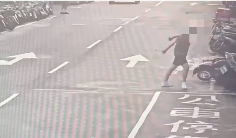 美籍男北市街頭發酒瘋 胡亂推倒多輛機車被逮