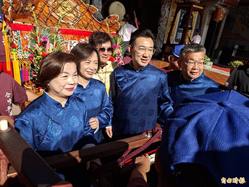 中市千歲的保生大帝今遶境    將至百貨公司及醫院讓信徒鑽轎底