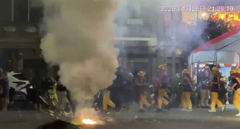 白天到黑夜高雄鹽埕廟會烽火連天  環保局開罰32880元