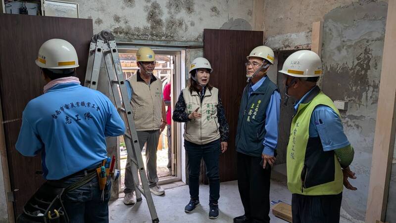 台南關廟8旬翁房屋因風災受損嚴重 做工行善團助修繕