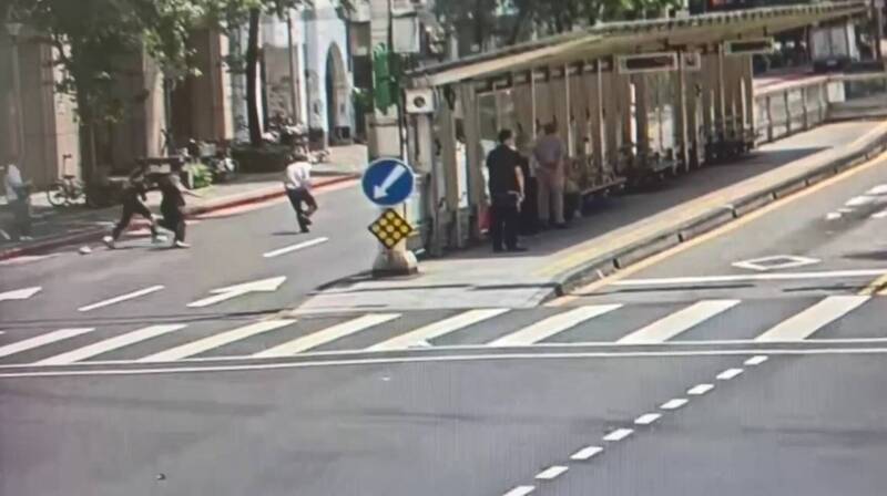 廚師交友被洗腦投資虛幣損失60萬 警趁面交狂奔百米逮車手