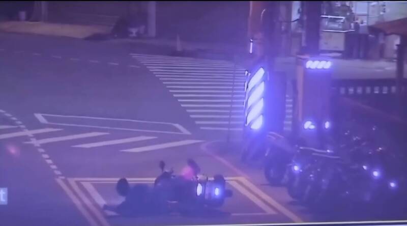 醉男騎機車突倒臥路旁 警關切竟失控拒測18萬飛了