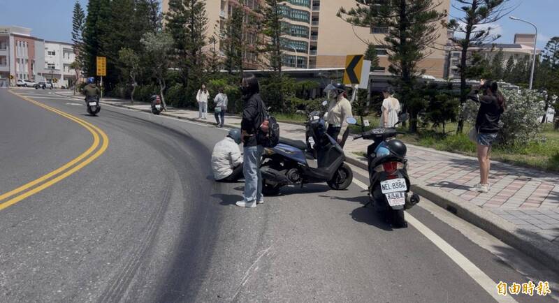 疑似遊覽車漏油 澎科大前道路2機車自摔3人受傷