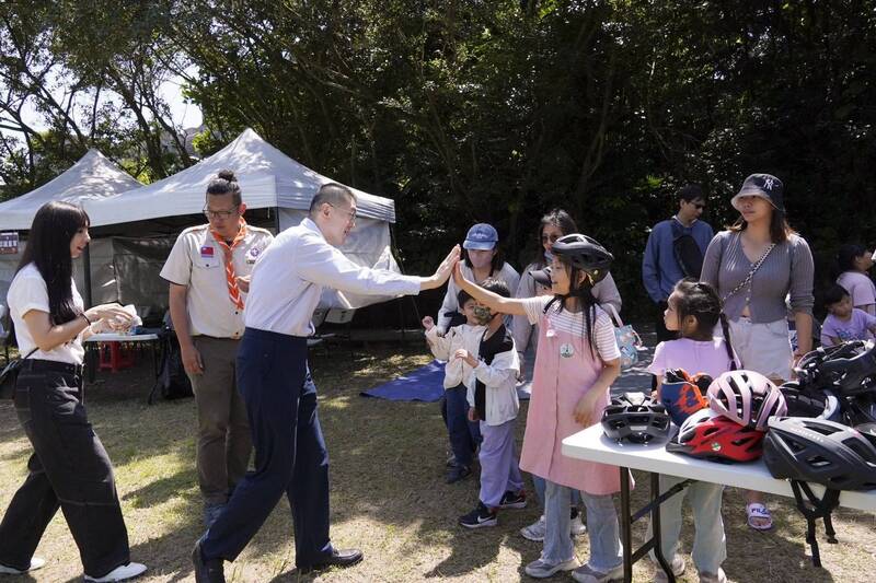 親子闖關大玩大地遊戲 謝國樑變身應援團加油