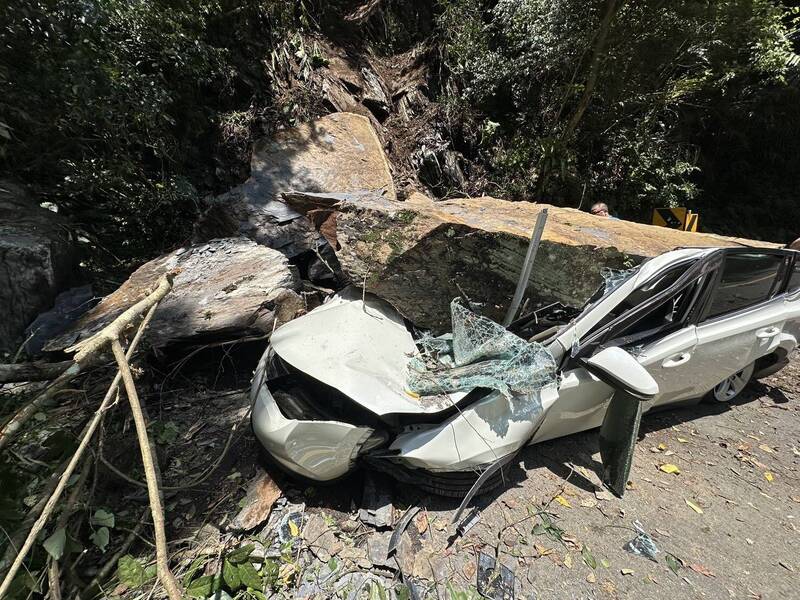 新北烏來巨石砸扁車 車主去釣魚幸運逃劫