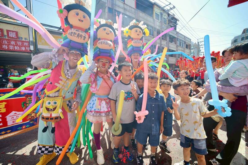 大甲媽回鑾踩街添新氣象 有真人藝閣還有小丑