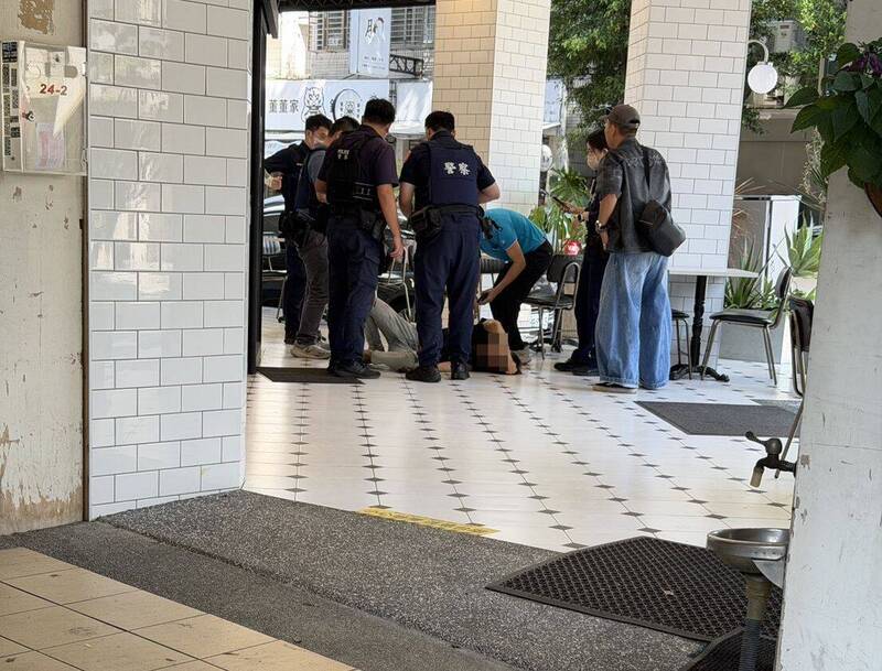 台中地院後方傳槍響 檢察官火速進駐分局坐鎮 男子中彈倒地照曝光