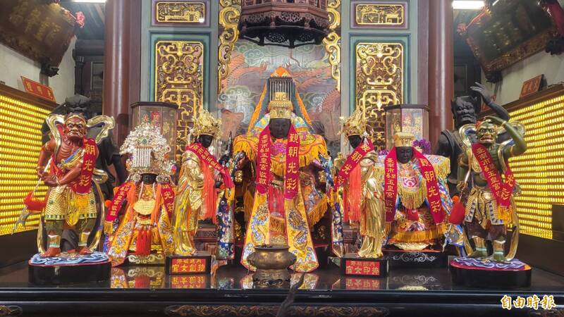 內媽祖港聖母掛金牌、拎愛馬仕「水水」遶境  莫府千歲一起逗鬧熱