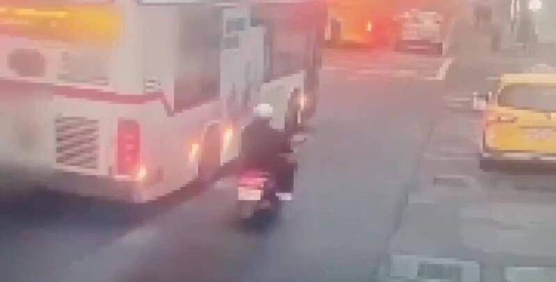 騎士違停公車停靠區被按喇叭 暴怒衝上車與司機肉搏互毆