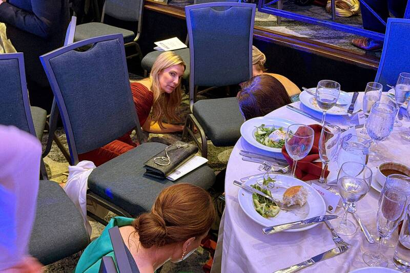 星光晚宴變恐攻現場！賓客尖叫場面混亂 女服務生哭喊：不想死在這