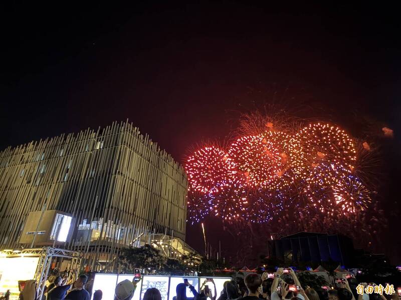 絢爛煙火、巨星演唱 新北美術館慶開館周年