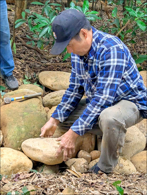 69歲羅萬真從小行走苗栗縣三義鄉雙湖村「挑炭古道」，耳濡目染父親修繕記憶，養成守護古道責任。（台灣千里步道協會提供）