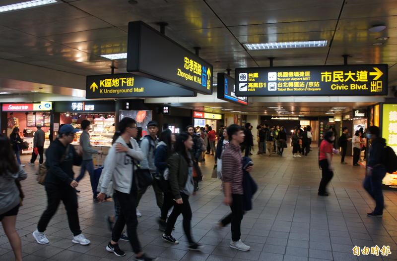 外籍遊客遭搶鈔！台女「借錢」不成暴走  北車咆哮丟水壺！