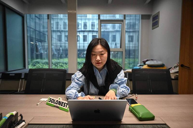 中國青年失業率居高不下 還有年齡歧視 越來越多人利用AI創辦一人公司