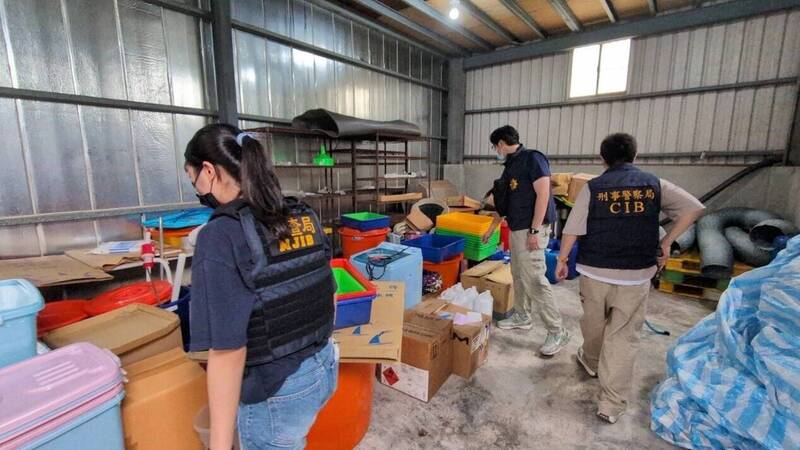 靠養殖場惡臭藏匿也無用！調查局蹲半年搗破「喵喵」製毒工廠