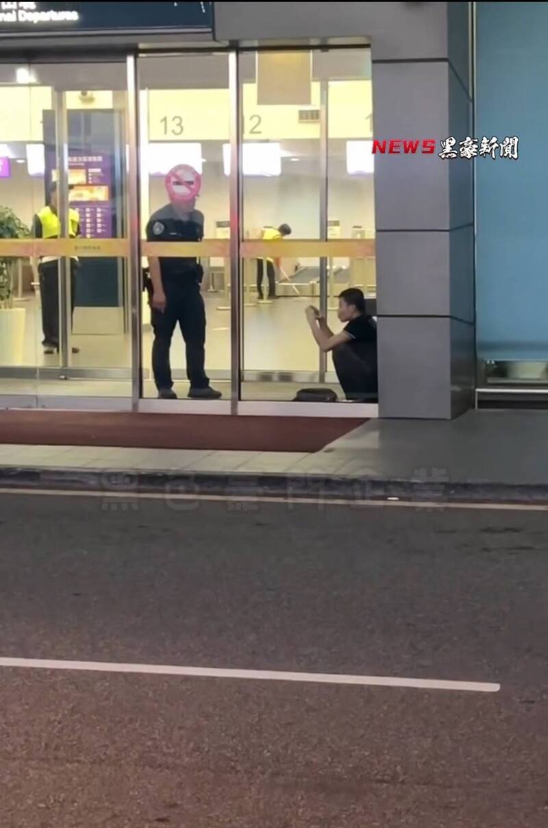 越南移工回不了家  坐在台中機場情緒崩潰