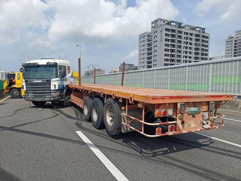 聯結車國10自撞「折甘蔗」 占雙線一度大塞車