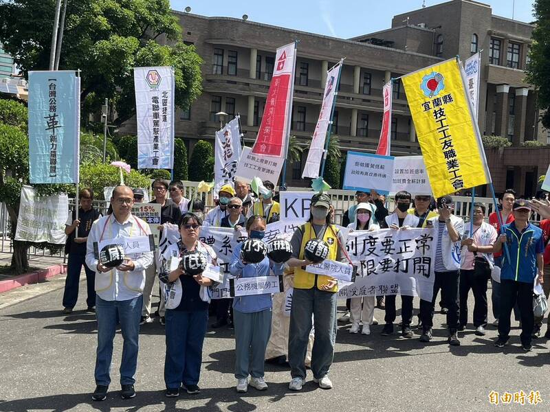 公教團體赴政院丟球抗議 嗆「拒做國營低薪」