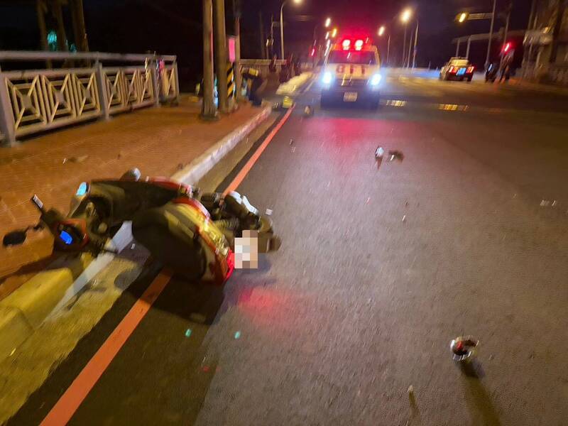 苗栗凌晨機車自撞電桿 男命危送醫