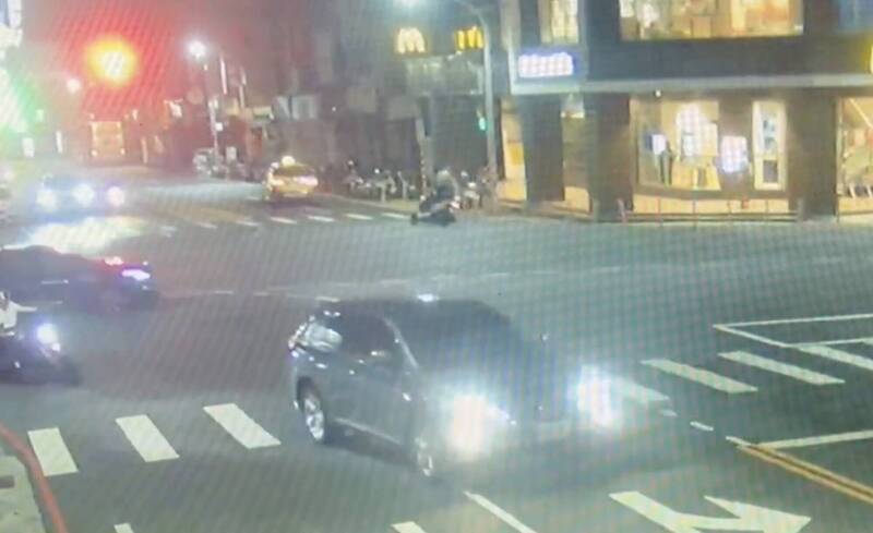 運將違規左轉被攔查開單 憂影響工作踹警車洩憤法辦