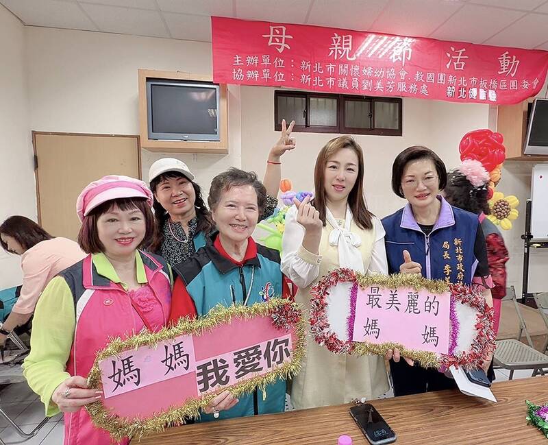 母親節手作康乃馨音樂鈴 劉美芳送愛弱勢家庭