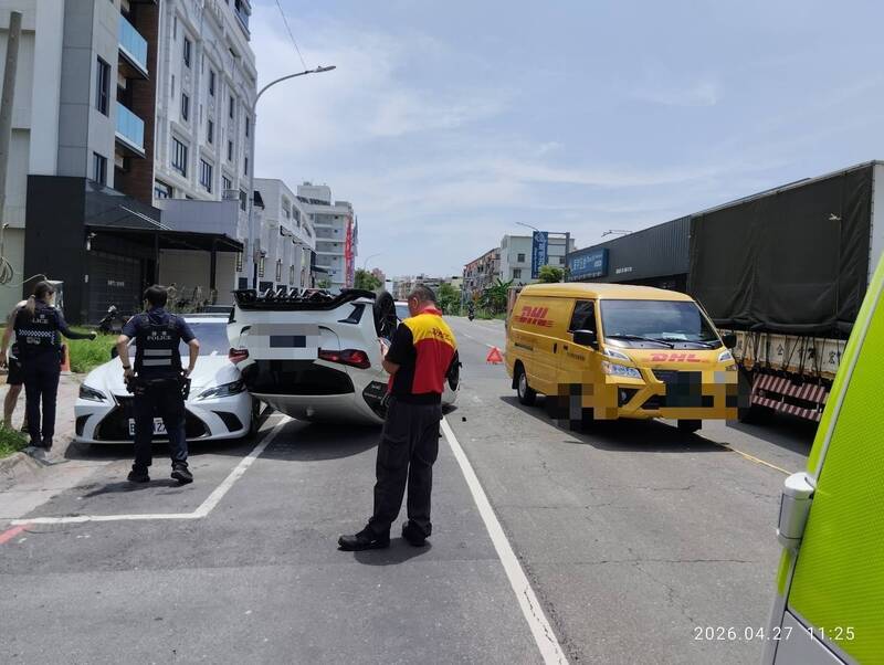 未注意車前狀況！ 刷2車翻覆受傷