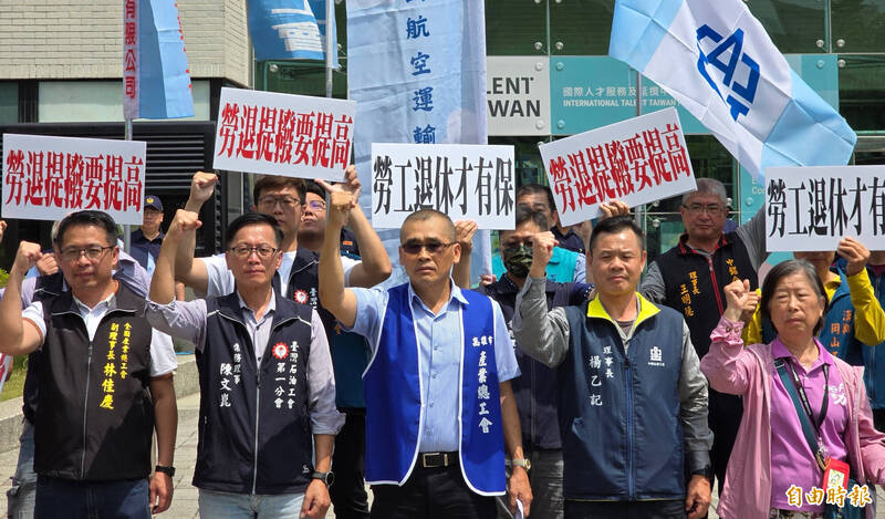 五一勞動節全台工會串聯上街抗議 要求調高6％勞退提撥率