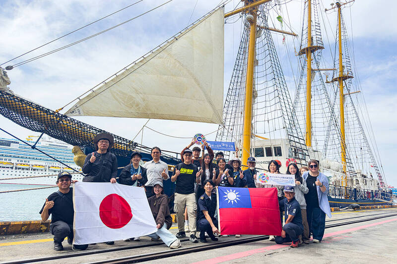 日本三桅練習帆船「未來號」靠泊基隆港 古典船身成港區焦點
