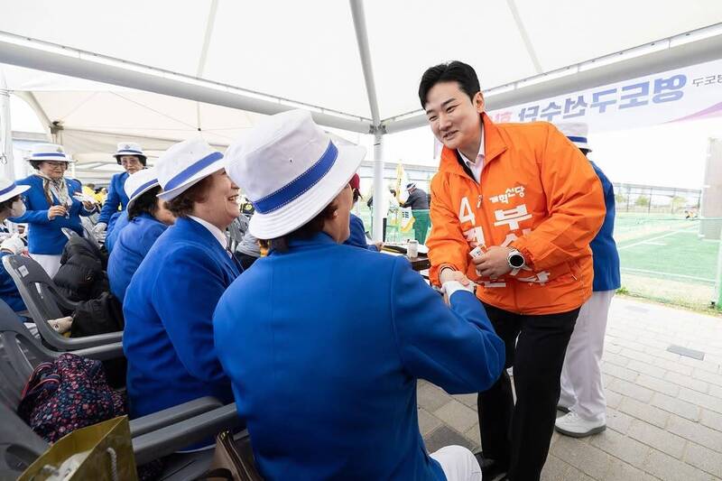 南韓釜山市長候選人造勢 驚傳遭潑灑飲料後跌倒昏迷