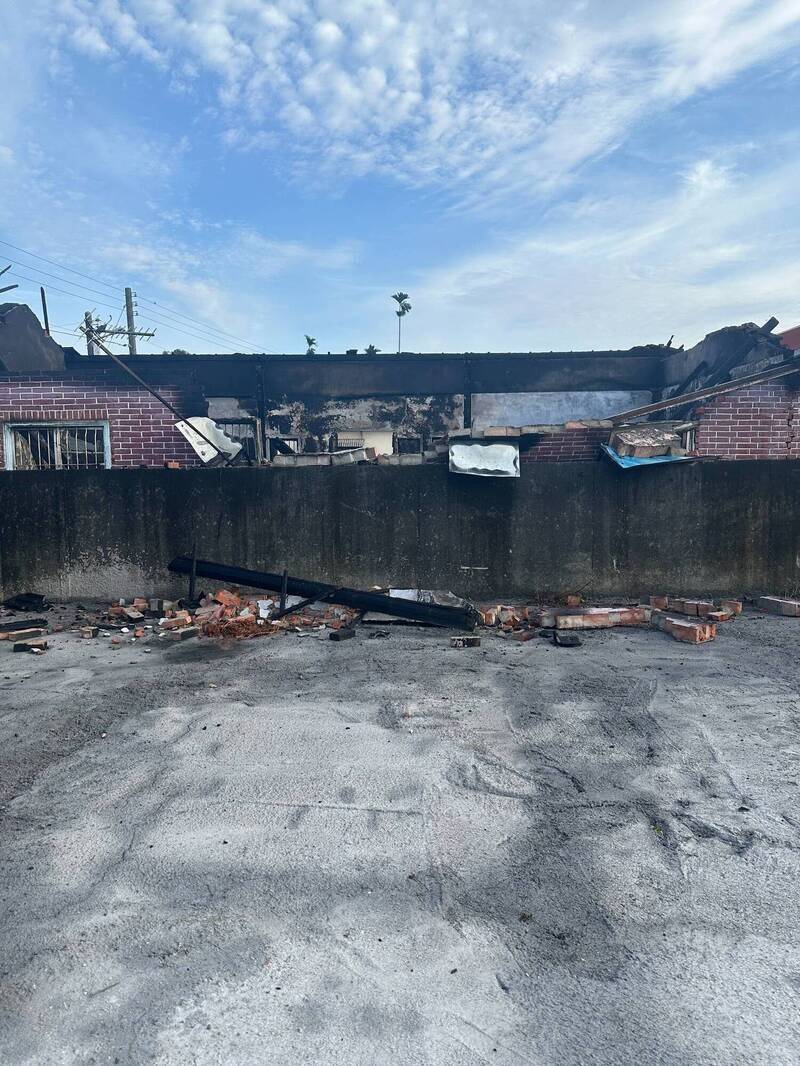 火勢猛烈屋頂被燒毀。（民眾提供）