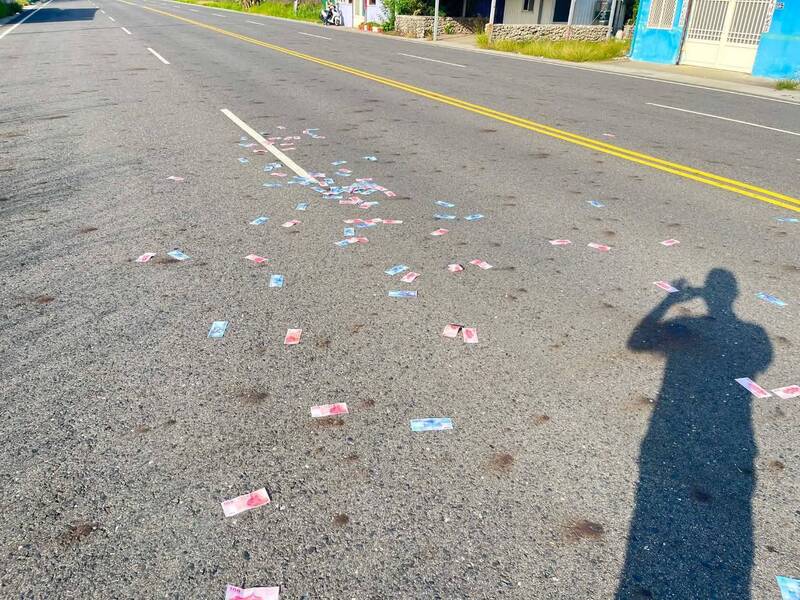 鎖港全家超市前道路鈔票滿天飛 好心民眾撿拾送往派出所