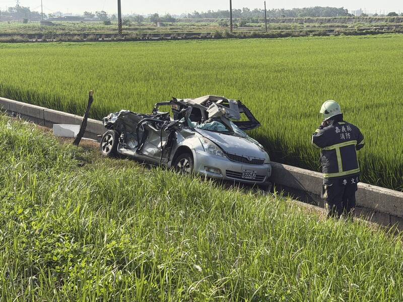 疑未注意車況撞飛轎車噴田中 嘉縣168線砂石車翻覆釀3傷