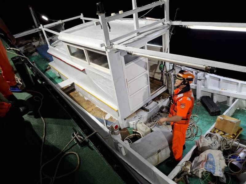 漁船主機冒煙失動力  澎湖海巡化身「海上黑手」抽換滑油即時救援